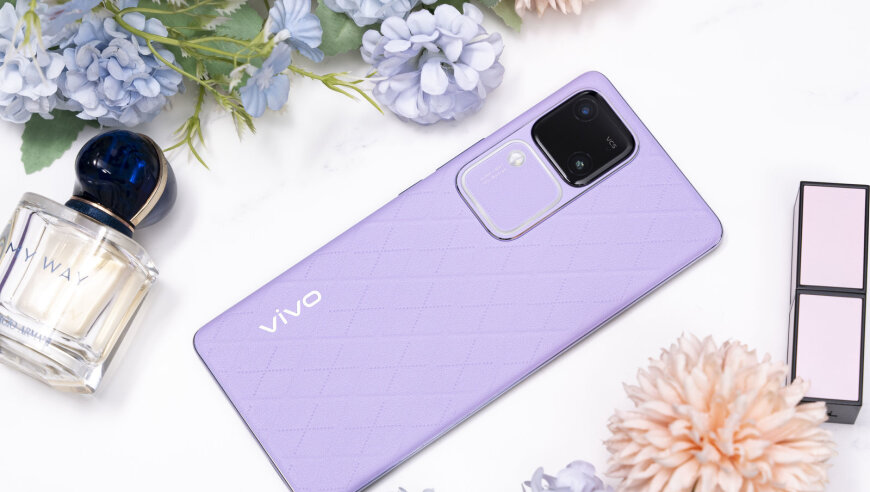 vivo S18菱紫赏析：时尚高级配色，独立魅力，生机勃勃。