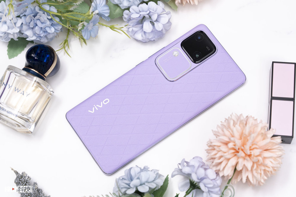 vivo S18菱紫图赏：高级时尚配色，尽显独立绽放的生机