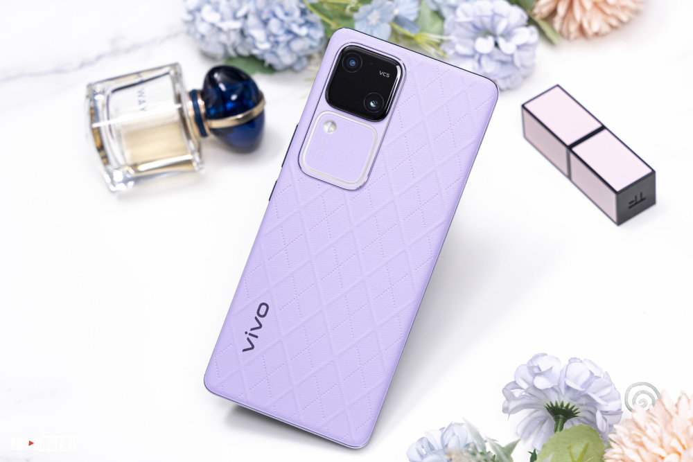 vivo S18菱紫图赏：高级时尚配色，尽显独立绽放的生机