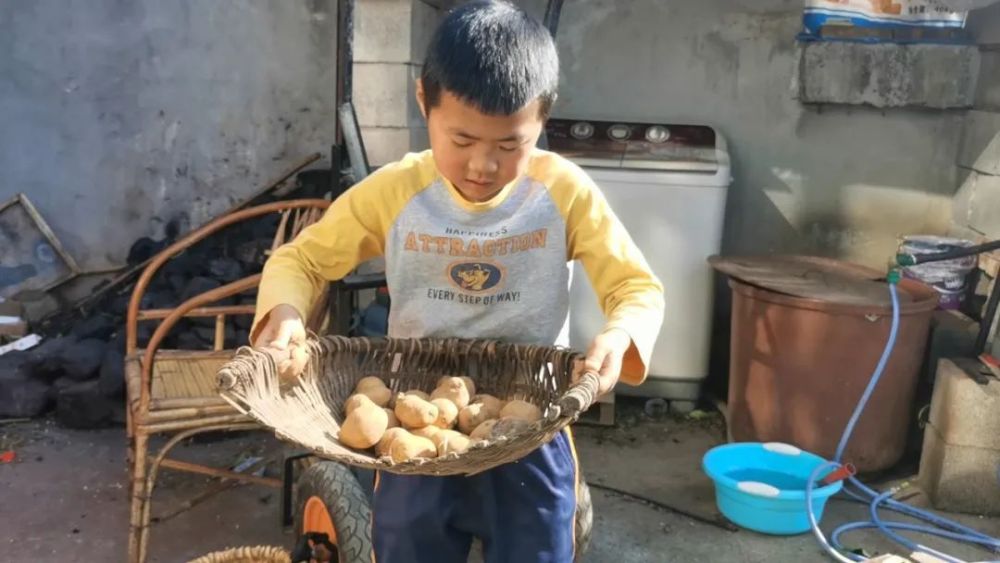 单亲妈妈将孩子丢给老父母外出打工，儿子每天在门前守望：好想妈妈