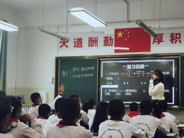 怪事，河南一小学拖欠教师工资课堂空转，家长：学生只能看电视