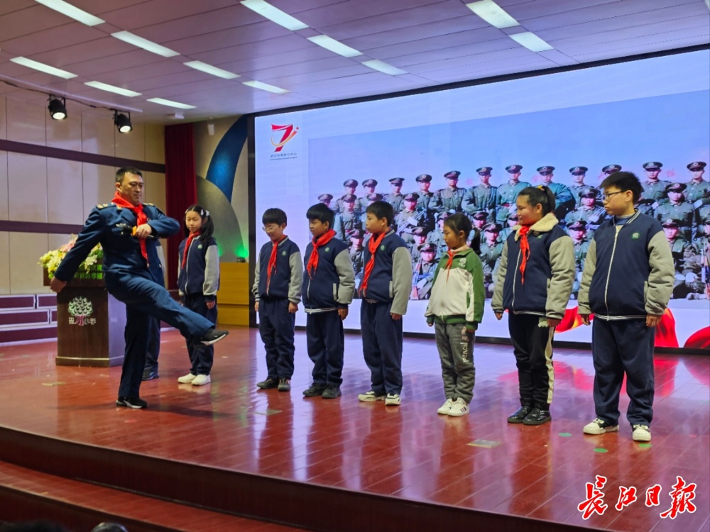 军休干部当“校外辅导员”  为楚才小学孩子们讲“雷锋”