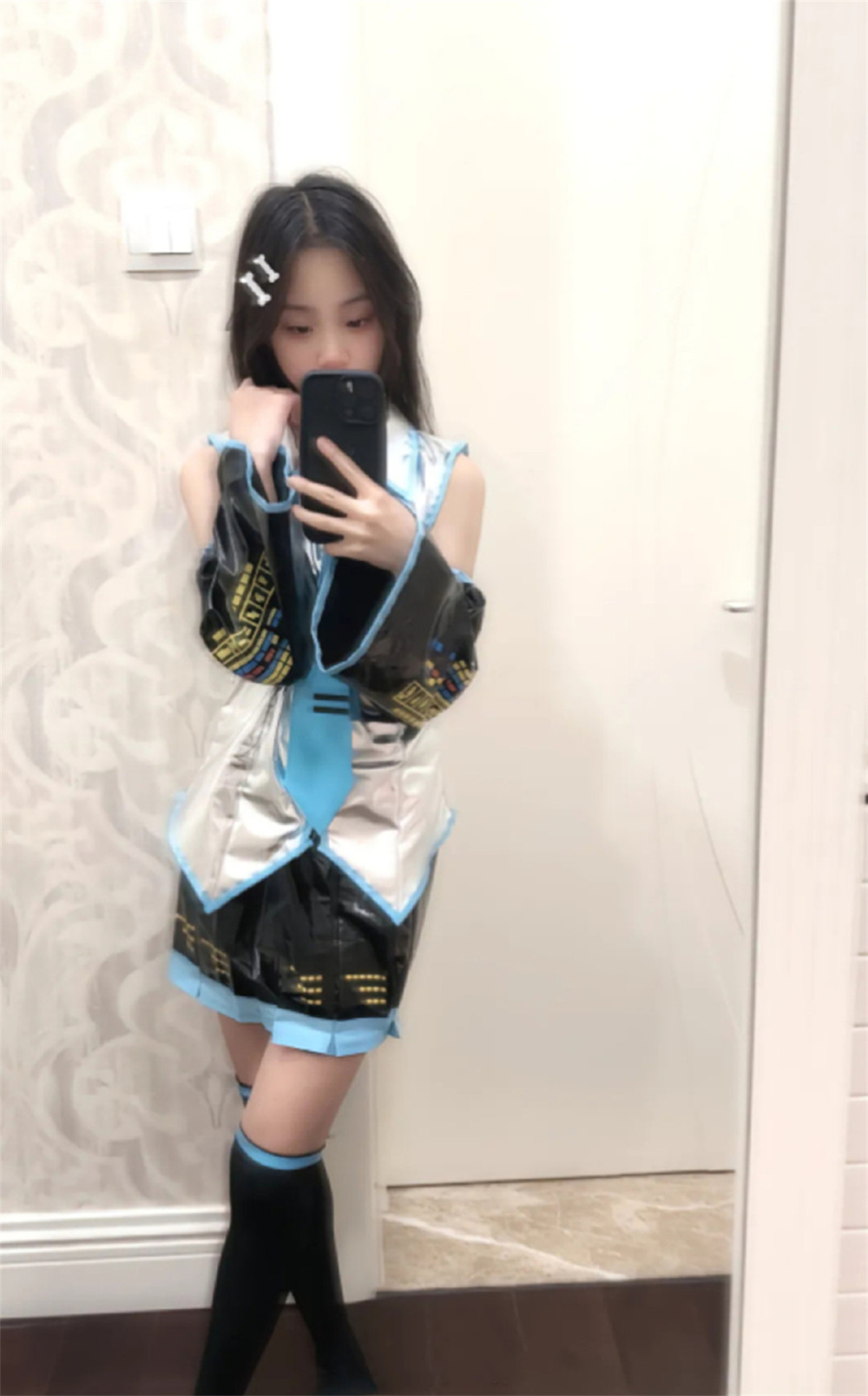 贾乃亮李小璐女儿甜馨为cos初音未来道歉，二次元被骂惨了！