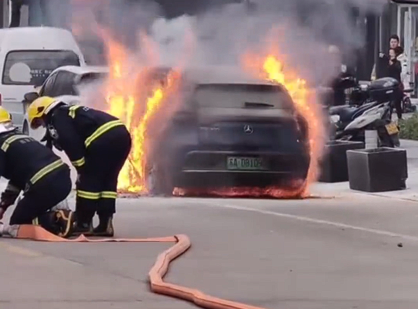 电车“暴跌王”，又起火了！