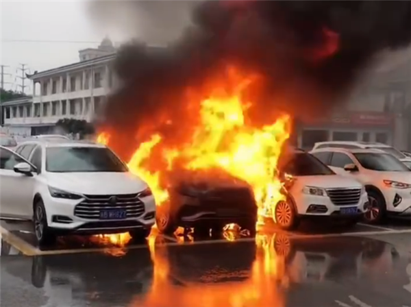 电车“暴跌王”，又起火了！