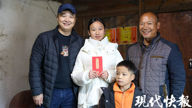 苏州海关嵇世华十年情系大山，助学百余名山区孩子看世界