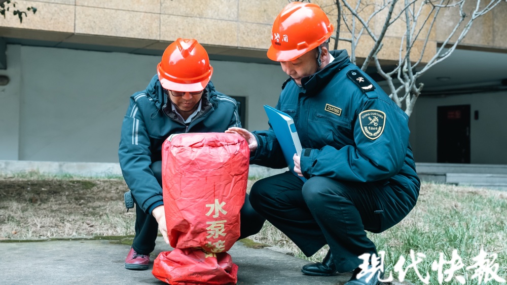 苏州海关嵇世华十年情系大山，助学百余名山区孩子看世界