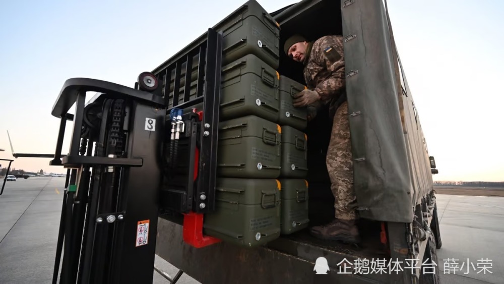 天下没有免费的午餐，欧盟提醒泽连斯基：援乌武器弹药是要付款的