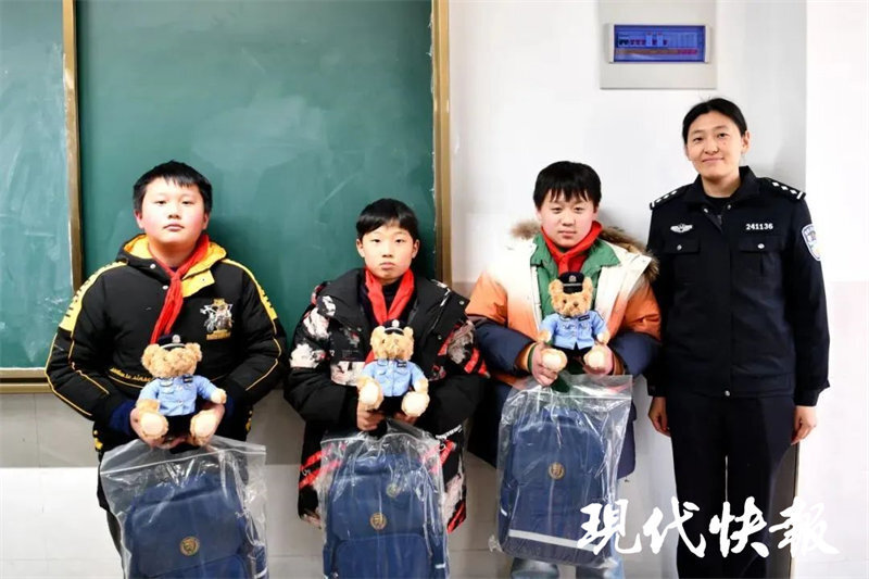 三名小学生“捡到了”两个孩子，民警到学校送奖表扬