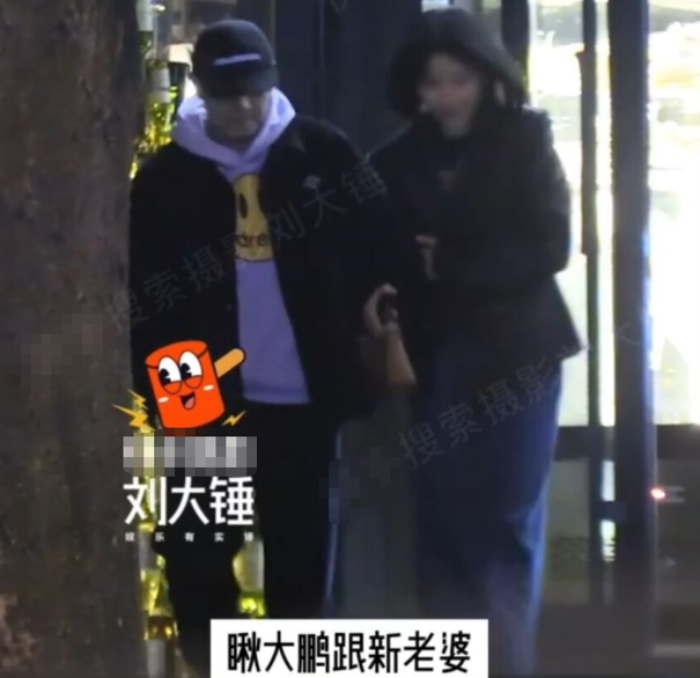 42岁大鹏携妻子逛酒吧，挽手同行甜似初恋，现任身材高挑气质出众