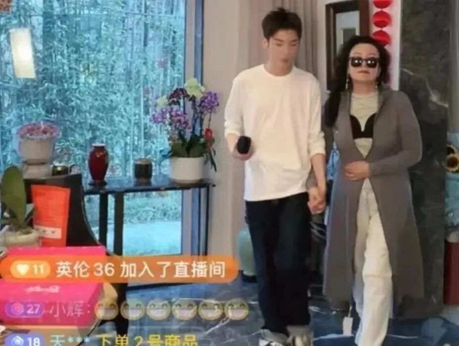 “张兰模仿大S穿搭卖货”：都离婚两年了，前婆婆也该放下了