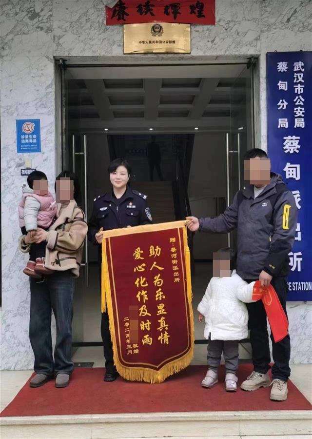 3岁女童高烧晕厥家长慌了神，女民警快速送医后悄悄垫付了医药费