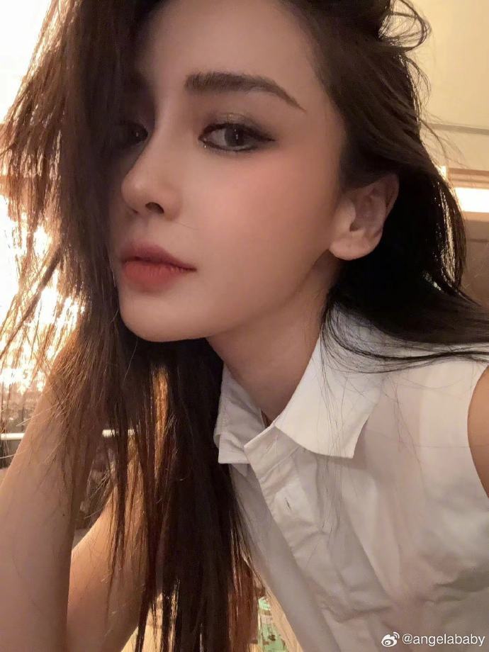 杨颖妇女节晒与儿子合照，7岁小海绵长高不少，母子同框超有爱