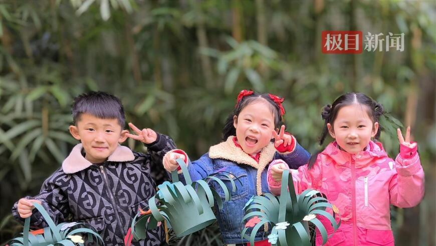 三八妇女节，萌娃送礼表心意，小事见大爱，感谢妈妈。