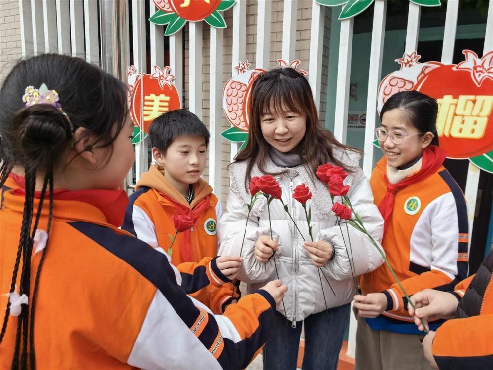 这群孩子制作手工玫瑰，“三八妇女节”当天送给最爱的人