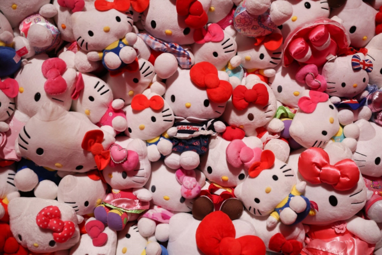 Hello Kitty 50周年，东亚自己的“芭比”过时了吗