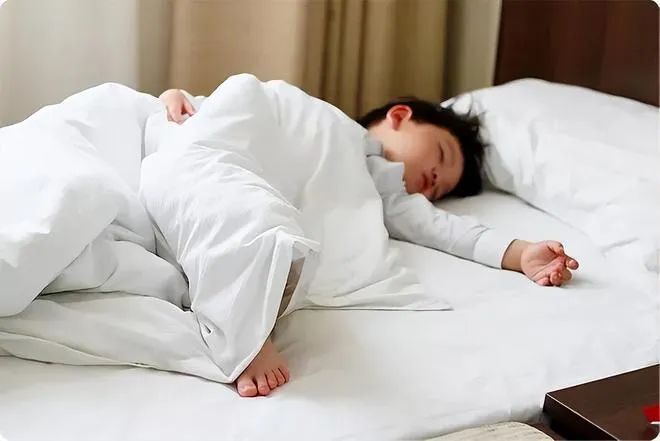 孩子晚上最佳入睡时间表，不同年龄段睡眠时间不同，睡好了更聪明