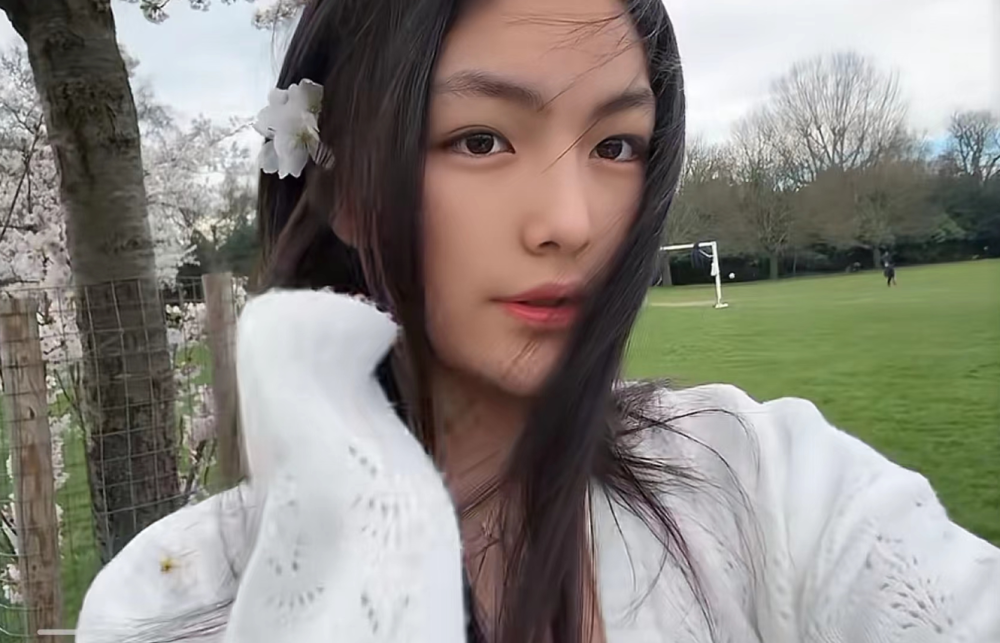 李湘女儿晒自拍，王诗龄化美妆长发飘飘，成熟又漂亮