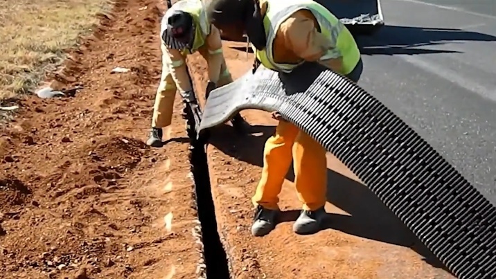 澳大利亚修路，为什么要在公路上塞塑料软布？第一次见黑科技公路