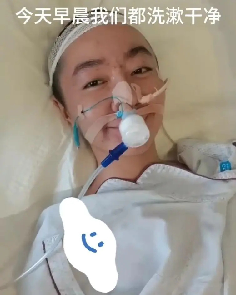 “点读机女孩”术后情况恶化，发烧不退进icu，网友质疑手术时间