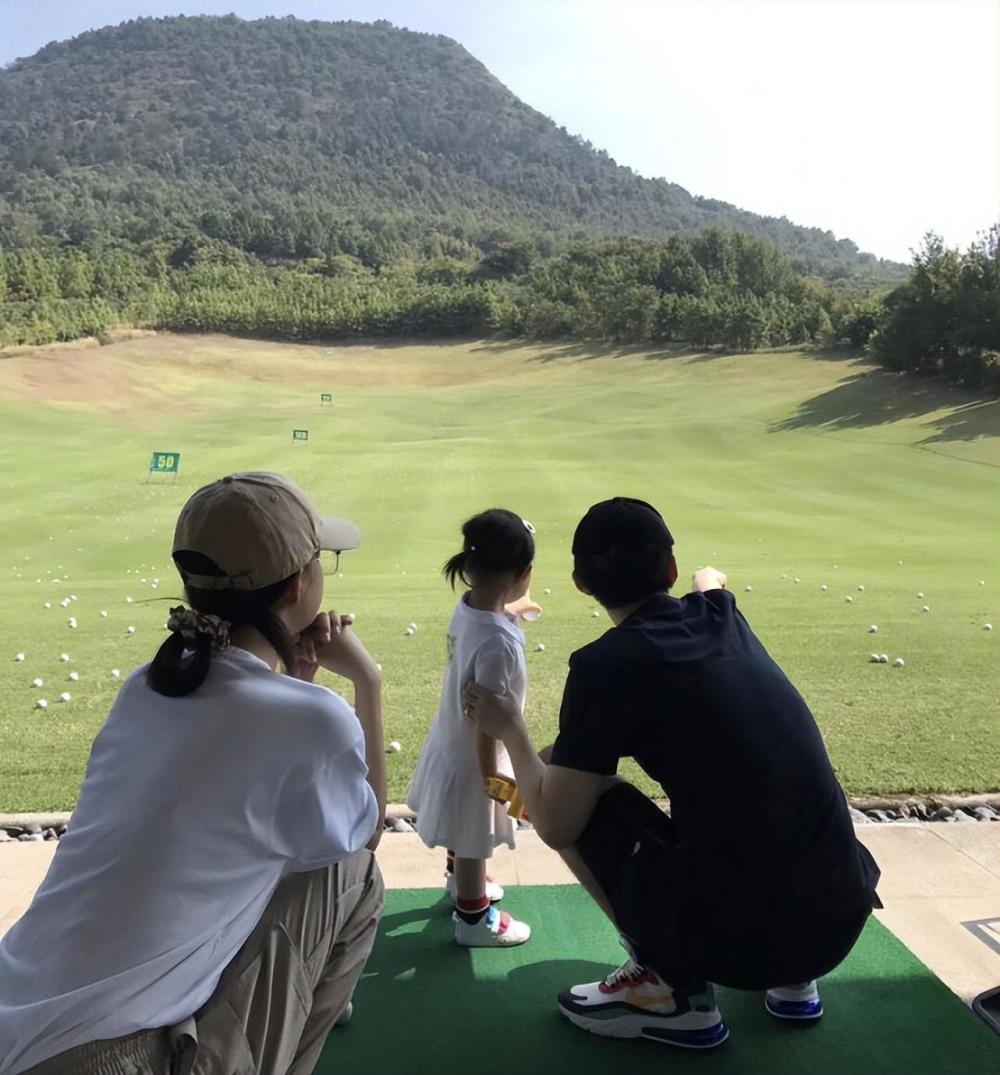 董子健开大G送女儿上课，街头宠溺抱大福转圈圈，爱女背影似孙怡