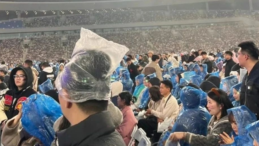 林俊杰演唱会现混乱！检票口人潮汹涌，部分粉丝未领到雨衣遭雨淋。