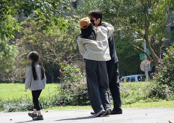 高圆圆赵又廷回台探亲，趁女儿不注意偷偷接吻，婆媳互动曝光