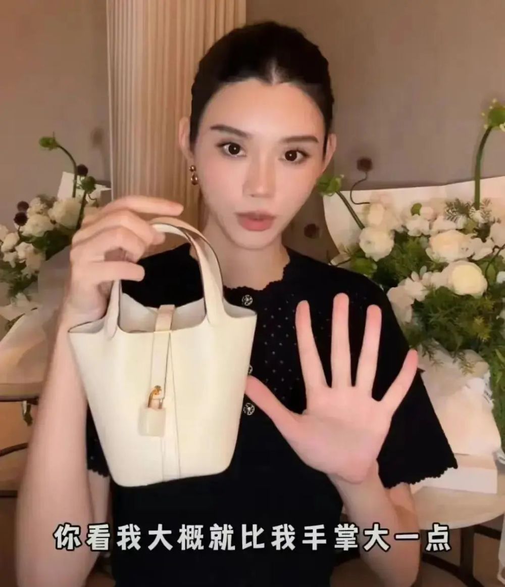 奚梦瑶2岁女儿：长得像奶奶四太，一个包3万4，是真正百亿千金