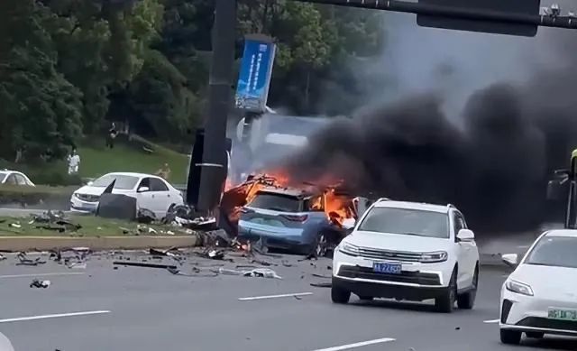 赵安吉车祸细节曝光：挂错挡不致命，致命的是选错车