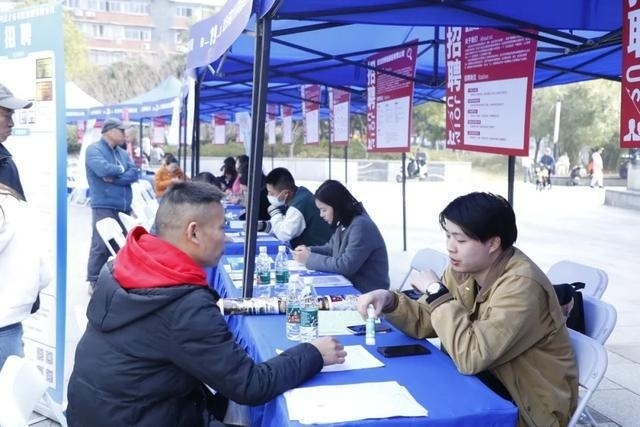 “我希望回家乡就业，更好地陪伴父母和孩子”，这场招聘会满足了他