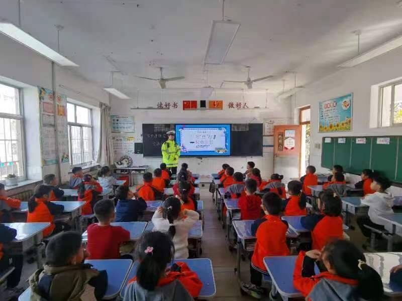 高速交警走进淄博临淄区金茵小学 给孩子们上了一节不一样的体验课