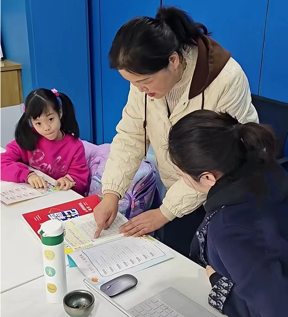 双胞胎在家上学上热搜，网友提出质疑，杨威解释原因，颇为无奈