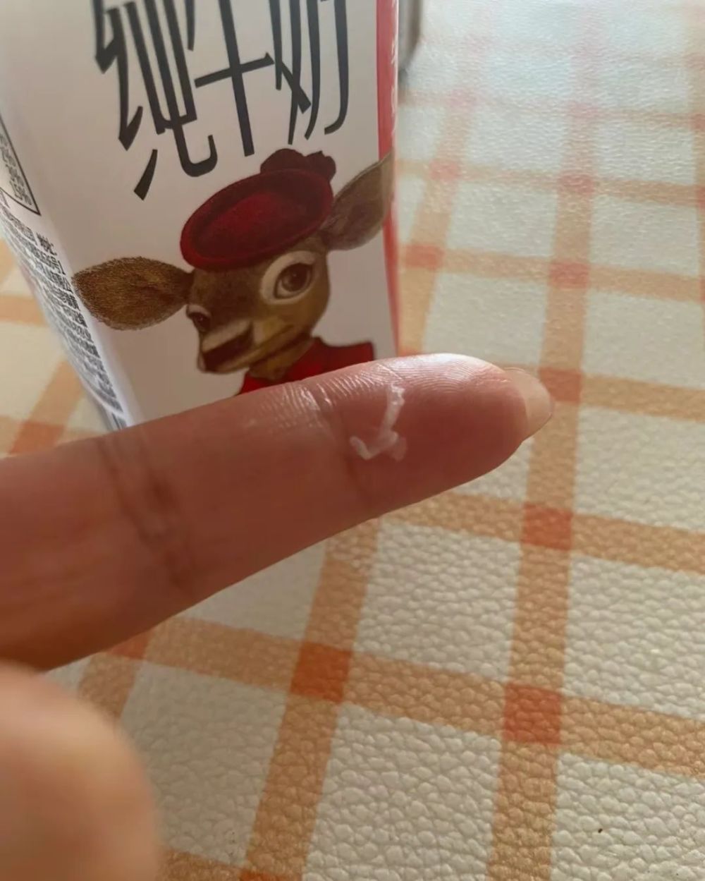 喝出异物后腹泻，网红牛奶品牌回应“赔付5元”｜聚焦“3·15”