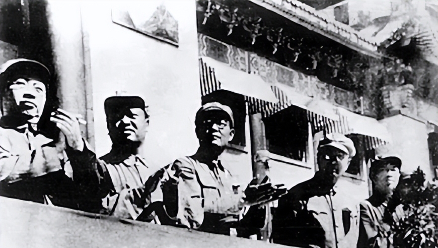 1949年，士兵报纸上见父亲，战友惊讶：他可是兵团司令！