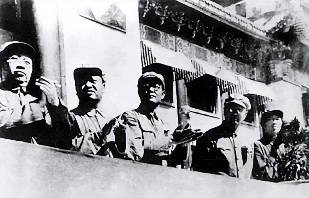 1949年，一士兵看到报纸说这是我父亲，战友不信：他可是兵团司令