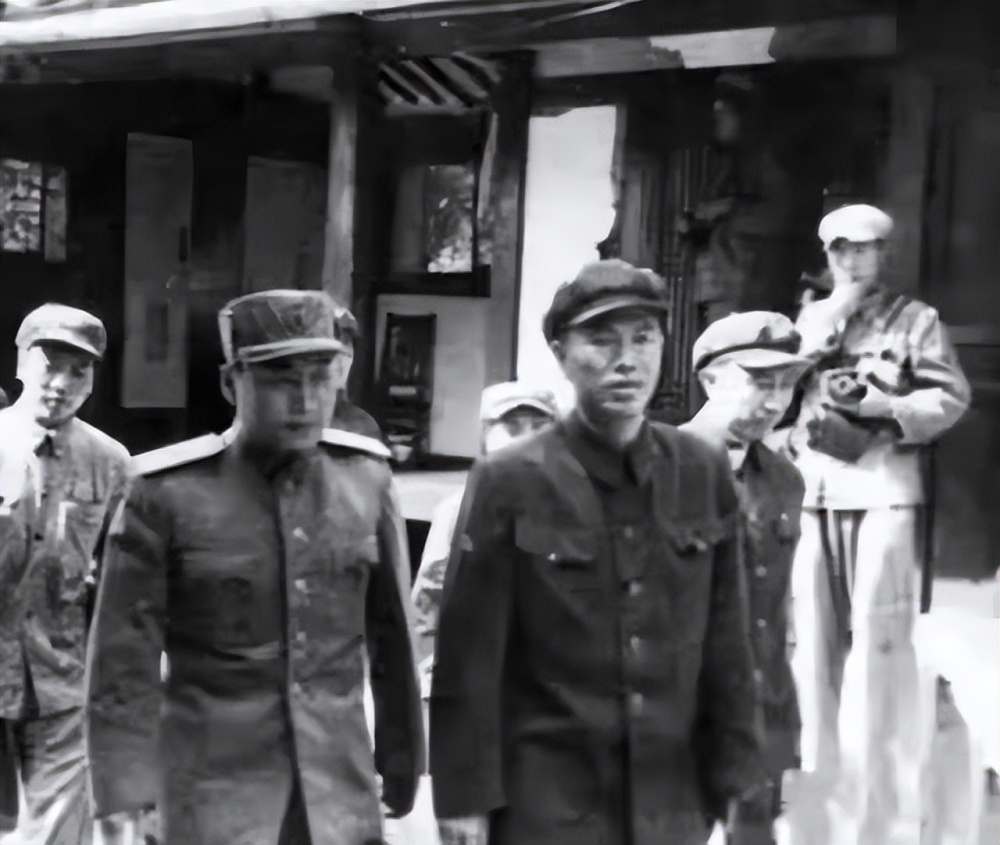 1949年，一士兵看到报纸说这是我父亲，战友不信：他可是兵团司令