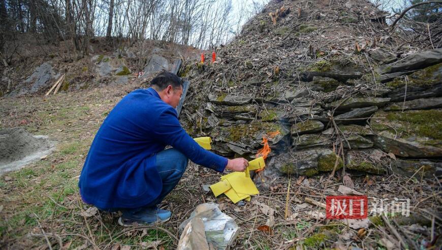 我们5代人在湖北山区守着一个承诺，守护红军的陵墓。