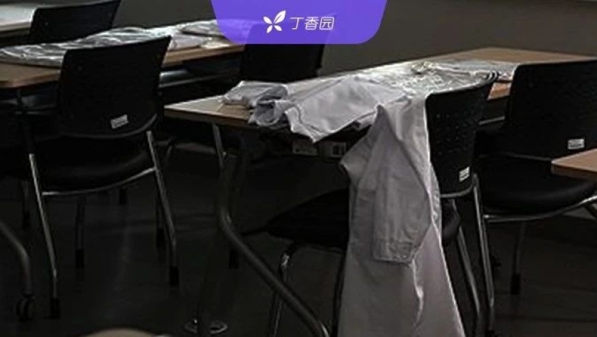 韩国医改乱局频发。罢工医生遭撤销执照，医学生及教授被迫停课离职。