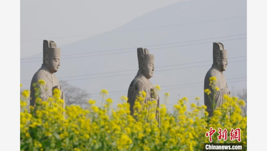 河南巩义清明节，宋代皇家陵园一片春意浓。