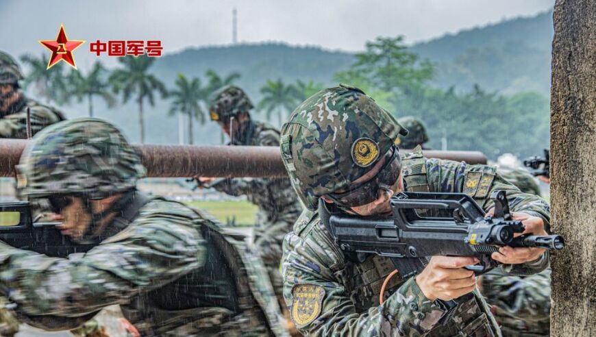 风雨交加，直指武警部队训练现场。