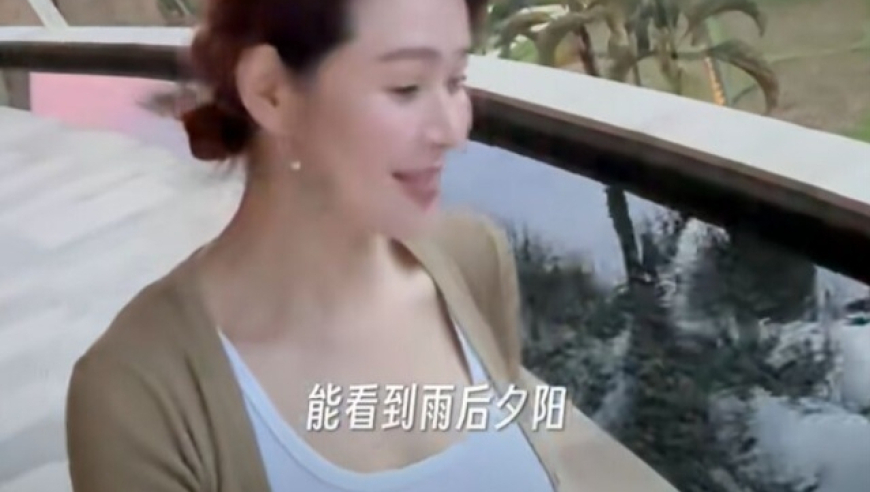 明加一家人来到巴厘岛度假。两个千金美貌如花，富豪丈夫也露面了，但是他们的名字被替换成别的数字或符号，让人猜不透真相。

润色后： 明加一家人踏上了美丽的巴厘岛之旅。她们的两个千金美若天仙，魅力无限。富豪丈夫在镜头前露面，但名字却被人替换成其他数字或符号，让人捉摸不定。