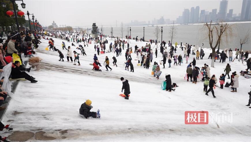 湖北今年寒流袭来。去年夏天如火如荼。气象专家说：全球气候变暖导致极端天气增多。