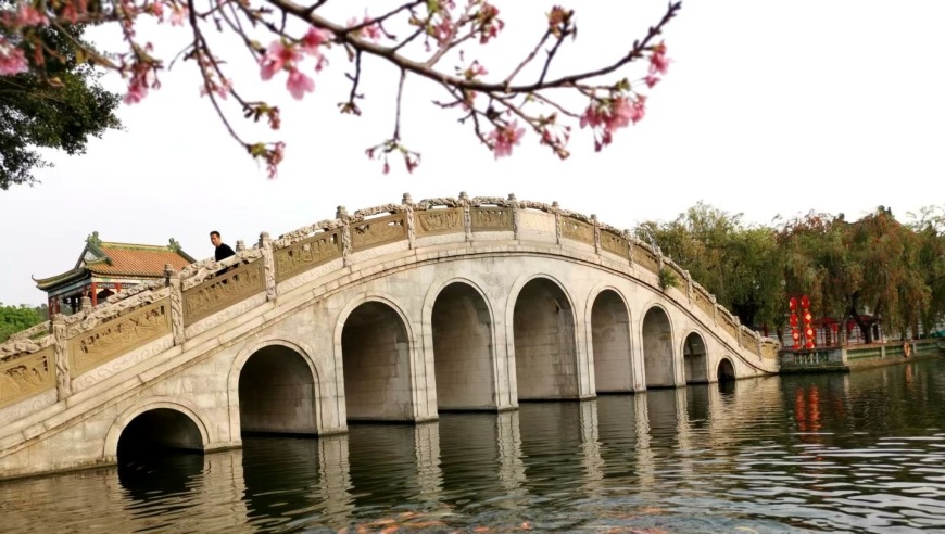 昔日已经淡出市场的是“贵人鸟”，昔日股票价值崩塌，面值退市公司为何股价上涨？

如果问题再简化一下：
昔日鞋王消失，“贵人鸟”惨被踢出局，为何市值一夜之间翻倍？
因为股价突然飙升！