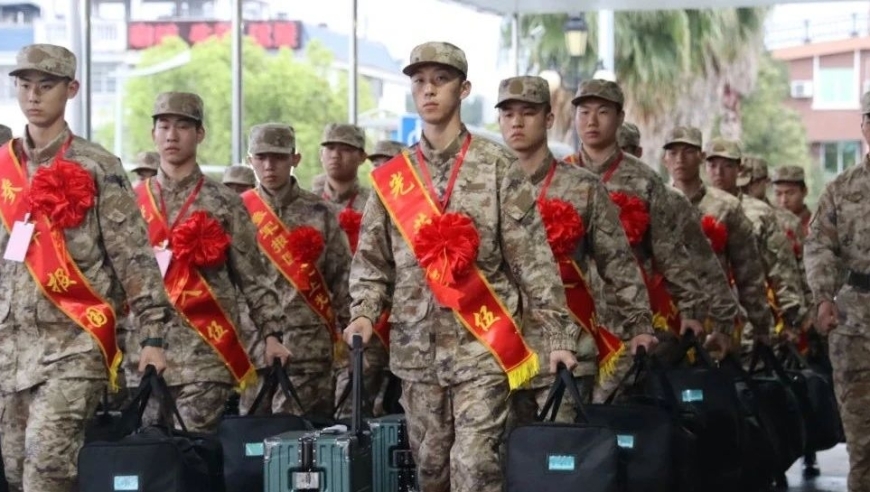 新兵加入空军大家庭，激动地报道。