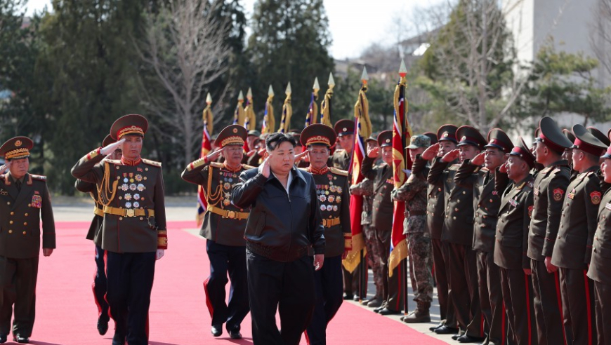 金正恩前往朝鲜人民军坦克部队调研。