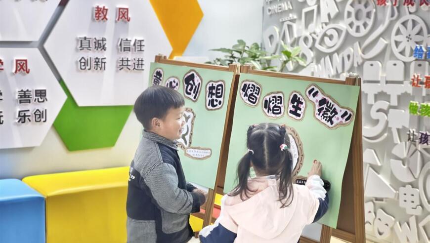 园长主导设计幼儿园标识。

或

幼儿园的设计，我们全权负责！

(请注意以上修改可能需要根据实际情况做出调整)