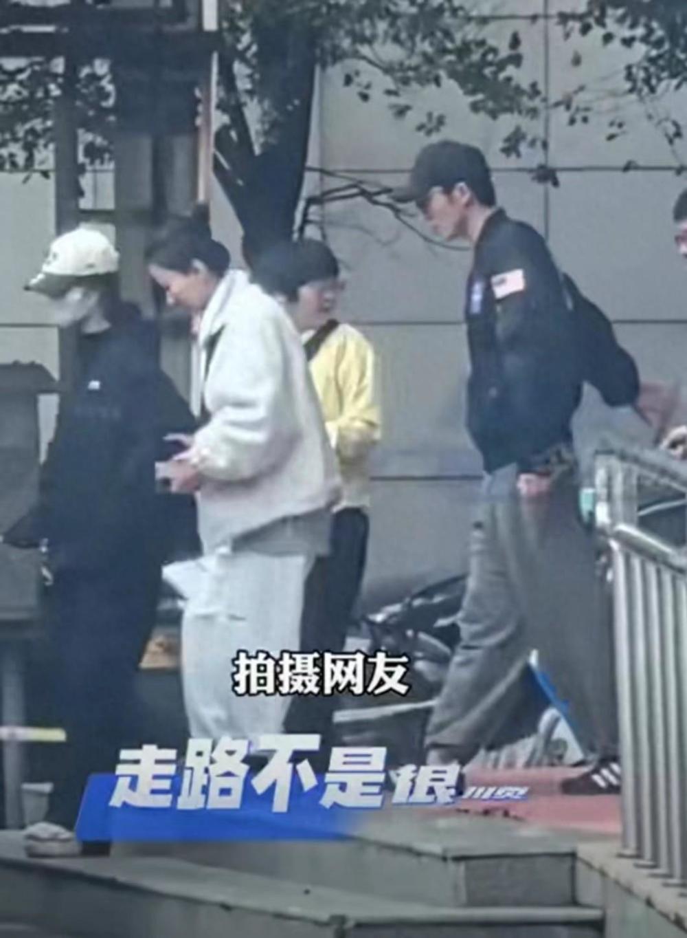 "杨紫遭遇网曝拍摄戏受伤，遭营销号嘲笑？真相让人震惊：医院救治+网络热议：真实情况令人深思"

1. "影视圈女星遭遇意外，心力交瘁：网传杨紫在拍摄《花千骨》时受伤就医，却被大量营销号炮轰：真相究竟如何"
2. "艺人风波频出，网友热议：杨紫拍摄电视剧受伤前往医院治疗，却被网络不实言论攻击：切勿盲目相信谣言，还原真实故事"
3. "遭遇网传车祸的杨紫，挺身而出：医疗机构疗愈后却陷入网络舆论漩涡：演艺界受伤明星权益保护问题引关注"
4. "昔日甜妹现剧灾，网传拍摄受伤照引发网民质疑：医院治疗后，却被部分营销号恶意造谣：细究真相，维护合法权益"
5. "杨紫作为公众人物，神秘受伤却饱受争议：曝光疗愈后网络热搜话题聚焦其真实情况与维权努力：关注艺人的身心健康与发展"

这些标题能够简洁明了地概括事件的主要信息，并通过使用常见的行业术语和情感色彩，增强了标题的吸引力和关注度。同时，对事件进行深度挖掘，强调了现实状况中的道德、法律等问题，引导读者深入思考和关注相关话题，使其更具广度和深度。