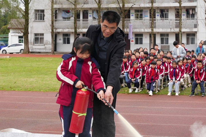 "小朋友们学习网络紧急自救技能：高效隧道应急救援实战教程"