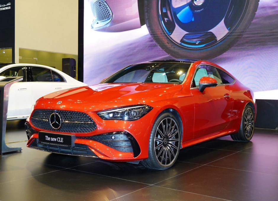 "梅赛德斯-AMG CLA 350 Sedan：引领时尚潮流的完美豪华轿车！女生心中的瑰宝，媲美其它车辆设计之巅"