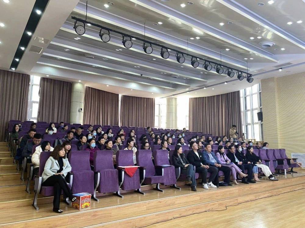 "深度探索：济南市市中区经纬学校小学部2024年度家长学校培训与家委会计划交流活动启航"

此题目不仅准确概括了活动的主要，且通过使用比喻手法，“家校同心”将家长和学校紧密相连，强调家校携手，营造和谐温馨的教育环境。同时，“温暖同行”突出了活动的目的——在合作共进、彼此支持的氛围中，提高家长的专业素养，共同引领孩子健康成长。通过“2024年济南市市中区经纬学校小学部举办”明确活动的时间地点，便于目标人群定位，并用数字“2024”作为标志，展现其前瞻性和时代性。

此外，这个标题也包含了“家委会计划交流暨家长学校培训活动”，这种表述更加简洁明了地展示了活动的具体形式，既涵盖了家委会会议的主题，也涵盖了家长学校的培训，符合目标受众的认知习惯和期望获取信息的需求。标题还利用“家校同心 温暖同行”巧妙地增强了活动的核心价值和意义，使得受众一看到标题就对活动的和目的有更清晰的理解和期待。